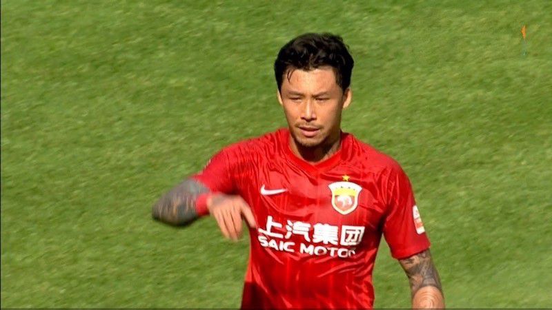第25分钟，恰尔汉奥卢中路和巴雷拉撞墙配合后一脚爆射稍稍偏出。